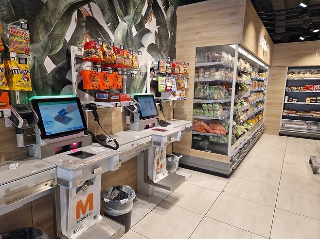 미그로 데일리 셀프 계산대. 일요일 직원 근무가 불법이라는 법원 판결에 대항해 무인 매장으로 운영하기 위해 셀프 계산대를 만들었다. ⓒ김진경