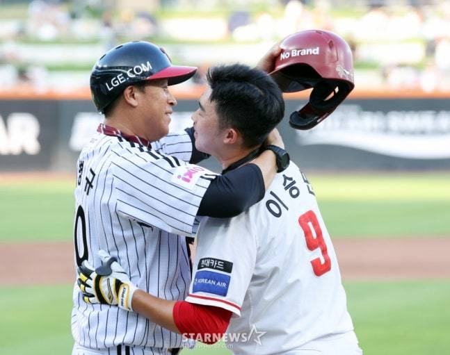 북부 이승민과 아버지 LG 이병규 2군감독(왼쪽)이 11일 대전한화생명볼파크에서 열린 2025KBO리그 퓨처스리그 올스타전 남부리그 대 북부리그경기 2회말 타석에 들어서며 퍼포먼스와 애정표현을 해 눈길을 끌고 있다. /사진=강영조 선임기자