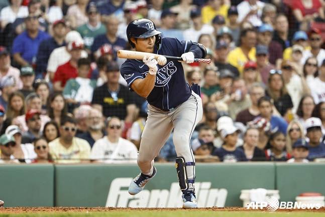 김하성이 6회초 1사 1,3루에서 스퀴즈 번트를 시도하고 있다. /AFPBBNews=뉴스1