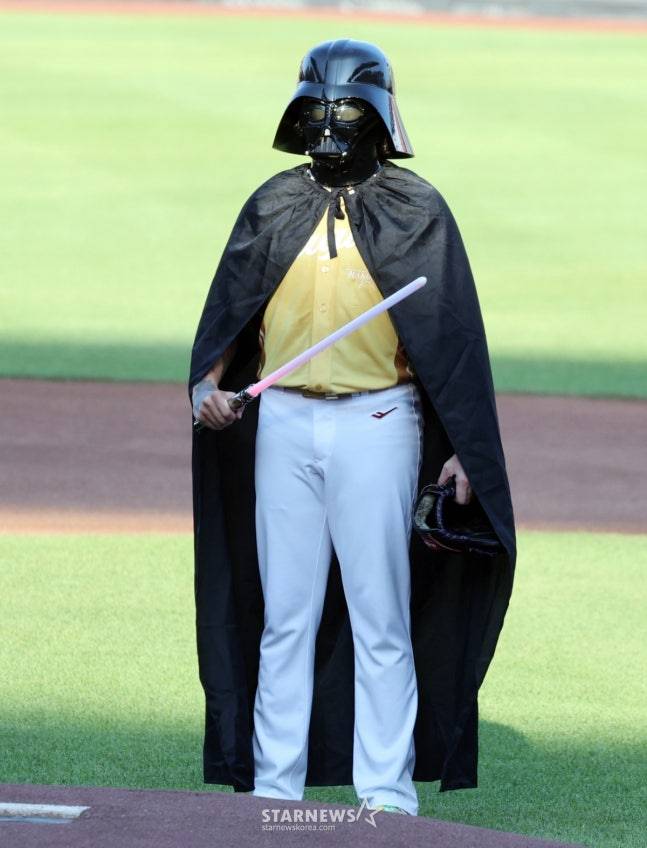 나눔올스타 폰세가 12일 대전한화생명볼파크에서 열린 2025KBO리그 올스타게임에 선발등판해 다스베이더 세리머니에 이어 류현진 토론토 사인유니폼을 입고 투구를 하고 있다. /사진=강영조 선임기자