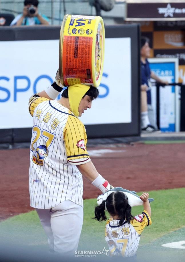 나눔올스타 박동원이 12일 대전한화생명볼파크에서 열린 2025KBO리그 올스타게임 1회말 딸과 참치세리머니를 한후 2점홈런을 터트렸다. /사진=강영조 선임기자