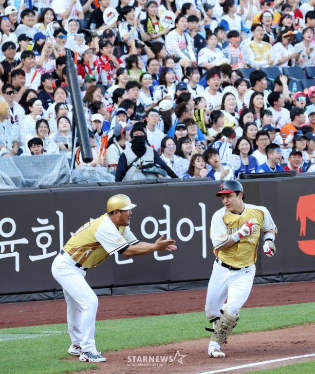 나눔올스타 박동원이 12일 대전한화생명볼파크에서 열린 2025KBO리그 올스타게임 1회말 딸과 참치세리머니를 한후 2점홈런을 터트렸다. /사진=강영조 선임기자