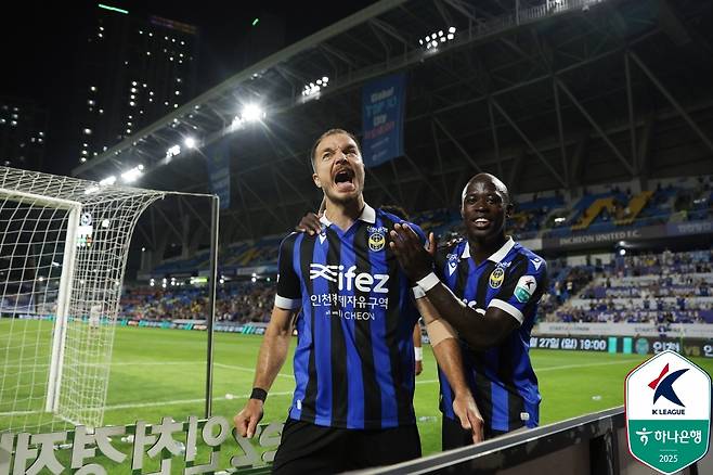 인천 유나이티드 무고사가 13일 인천축구전용경기장에서 열린 충남아산과의 하나은행 K리그2 2025 20라운드 홈경기에서 후반 43분 페널티킥 골을 터뜨린 뒤 포효하고 있다. /사진=한국프로축구연맹 제공