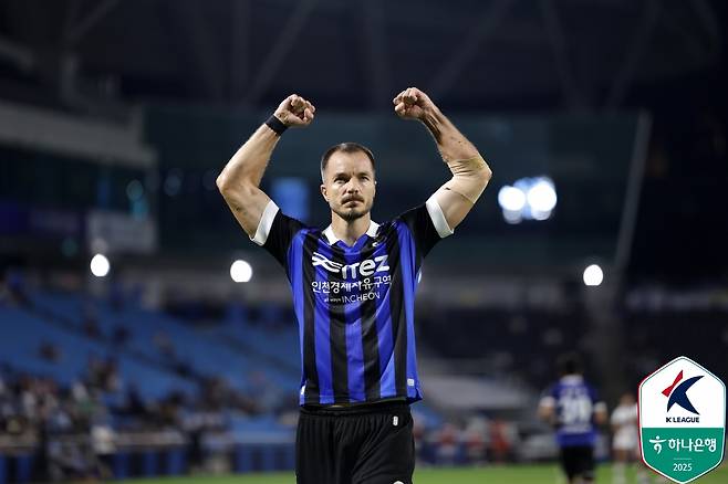 인천 유나이티드 무고사가 13일 인천축구전용경기장에서 열린 충남아산과의 하나은행 K리그2 2025 20라운드 홈경기에서 후반 43분 페널티킥 골을 터뜨린 뒤 포효하고 있다. /사진=한국프로축구연맹 제공