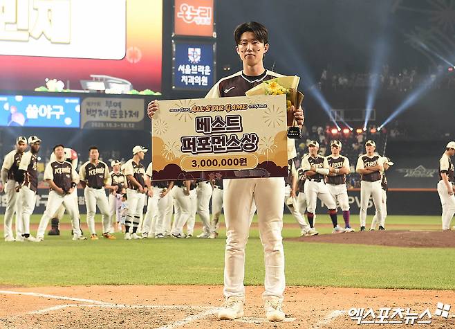 12일 오후 대전 한화생명볼파크에서 열린 '2025 신한 SOL Bank KBO 올스타전' 드림 올스타와 나눔 올스타의 경기, 나눔이 8:6의 스코어로 승리했다. 경기 종료 후 드림 전민재가 베스트 퍼포먼스상 수상 기념 촬영을 하고 있다. 엑스포츠뉴스 대전, 박지영 기자