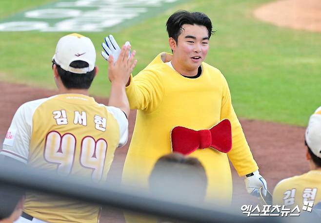 12일 오후 대전한화생명볼파크에서 열린 '2025 신한 SOL Bank KBO 올스타전' 드림 올스타와 나눔 올스타의 경기, 드림 올스타 문현빈이 득점 후 기뻐하고 있다. 엑스포츠뉴스 대전, 김한준 기자