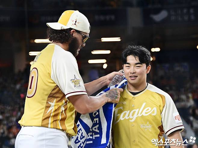 지난 11일 오후 대전한화생명볼파크에서 열린 '2025 신한 SOL Bank KBO 올스타 프라이데이' 홈런 더비에 출전한 한화 문현빈이 폰세에게 격려를 받고 있다. 엑스포츠뉴스 DB
