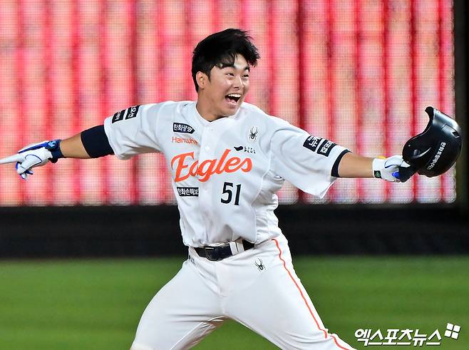 지난 10일 오후 대전 한화생명 볼파크에서 열린 '2025 신한 SOL Bank KBO리그' KIA 타이거즈와 한화 이글스의 경기, 한화가 문현빈의 끝내기 안타에 힘입어 KIA에 3:2 역전승을 거두며 6연승을 기록했다. 9회말 2사 만루 한화 문현빈이 끝내기 안타를 날리고 있다. 엑스포츠뉴스 DB