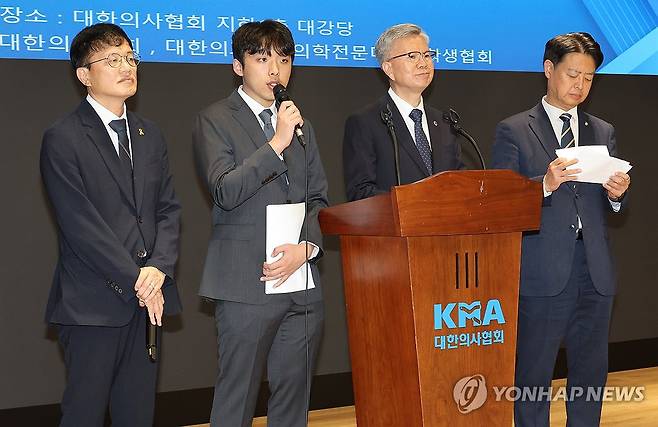 답변하는 이선우 비대위원장 (서울=연합뉴스) 서명곤 기자 = 12일 서울 용산구 대한의사협회에서 이선우 대한의과대학·의학전문대학원학생협회 비대위원장(왼쪽 두번째)이 박주민 국회 보건복지위원장, 김택우 대한의사협회장, 김영호 국회 교육위원장 등과 '의과대학 교육 정상화를 위한 공동 입장문'을 발표한 뒤 취재진의 질의에 답하고 있다. 2025.7.12 seephoto@yna.co.kr