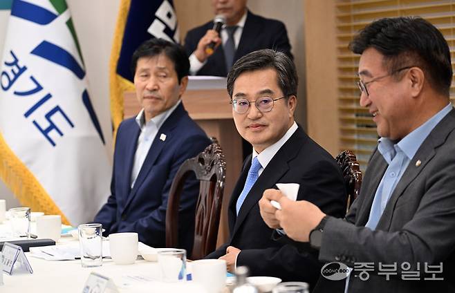 14일 오후 여의도에서 열린 경기도 민주당 국회의원. 원외위원장 정책간담회에서 김동연 경기도지사가 참석한 모습.사진=임채운기자