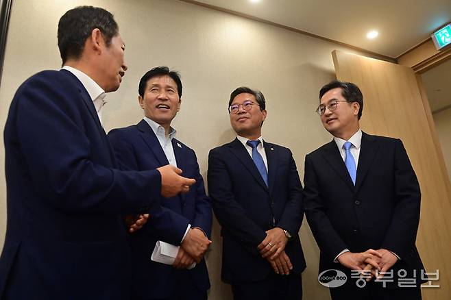14일 오후 여의도에서 열린 경기도 민주당 국회의원. 원외위원장 정책간담회에서 김동연 경기도지사 김승원 더불어민주당 경기도당 위원장 등이 이야기를 나누고 있다.사진=임채운기자