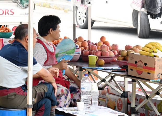 장날을 맞은 지난 11일 나주시 남평읍 남평5일시장에서 상인들이 부채와 선풍기로 더위를 식히며 손님을 기다리고 있다. /나명주 기자 mjna@kwangju.co.kr