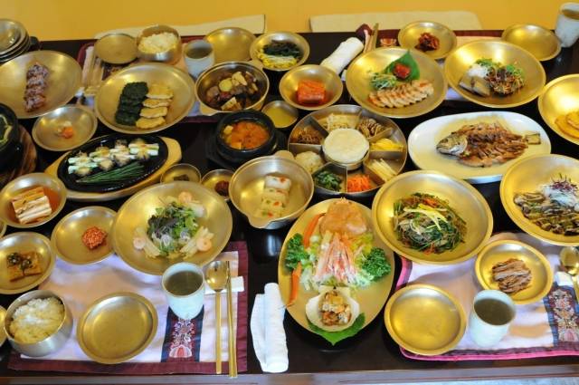 영남식 한정식의 선두주자라 할 수 있는 경주향교 옆