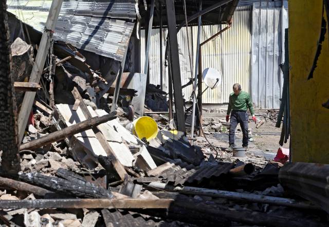 지난 3월 의성군 단촌면 하화리에서 한 이재민이 산불로 폐허가 된 집에서 쓸만한 가재도구를 찾고 있다. 매일신문 DB.