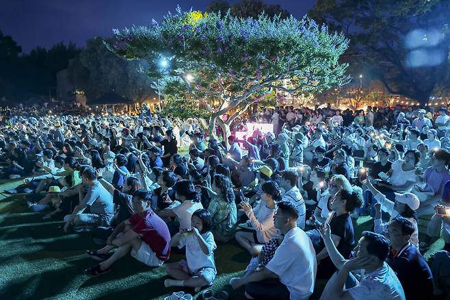왜관 성 베네딕도 수도원을 찾은 시민들이 ‘홀리페스티벌’ 축제를 즐기며 환호하고 있다. /칠곡군 제공