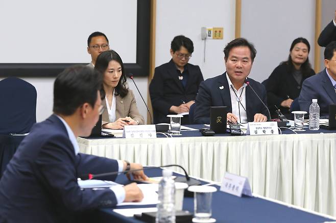 김학홍 경북도 행정부지사는 11일 APEC점검을 위해 경주를 방문한 김민석 국무충리에게 APEC지원을 비롯 산불특별법 등 주요현안을 적극적으로 건의했다.