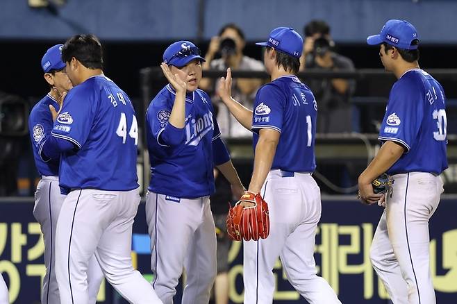 지난 1일 서울 잠실야구장에서 열린 '2025 신한 SOL 뱅크 KBO리그' 삼성 라이온즈와 두산 베어스 경기 후 마무리 이호성과 박진만 감독이 하이파이브를 하고 있다. <삼성 라이온즈 제공>