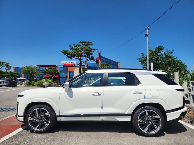 KG모빌리티의 '액티언 하이브리드' 측면./사진=도다솔 기자