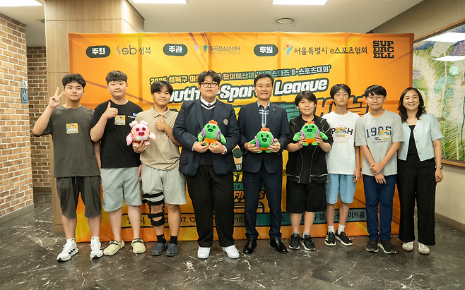 이번 대회 진행에 참여한 정준호 군(사진 왼쪽에서 네 번째)이 함께 참여한 학생, 대회 관계자들과 기념 사진 촬영에 응하고 있다. 사진 맨 오른쪽은 월곡청소년센터 정진희 관장(사진 제공=월곡청소년센터).