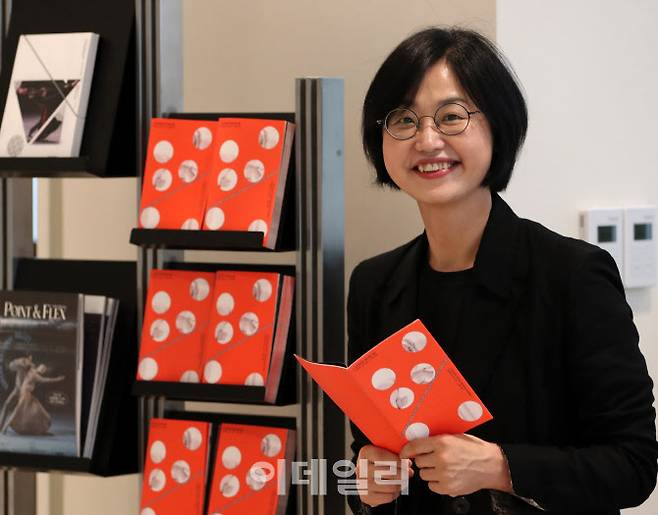 박선희 GS문화재단 대표가 최근 서울 강남구 GS아트센터에서 가진 이데일리와의 인터뷰에 앞서 포즈를 취하고 있다. (사진=김태형 기자)