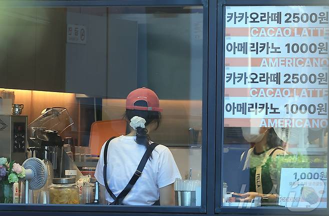 2026년도 최저임금이 올해(1만 30원)보다 2.9% 오른 1만 320원으로 결정된 가운데 11일 서울 시내 카페에서 직원들이 일을 하고 있다. 2008년 이후 17년 만에 사용자위원과 근로자위원, 공익위원 합의로 내년도 최저임금이 결정됐다. 2025.7.11/뉴스1 ⓒ News1 박정호 기자