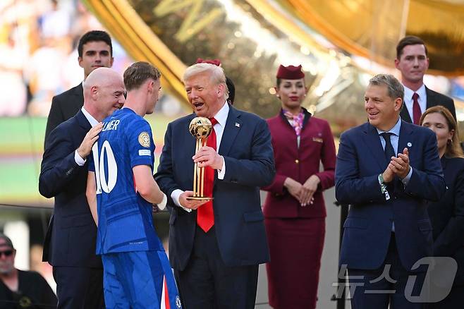 도널드 트럼프 미국 대통령(왼쪽에서 세 번째)이 14일(한국시간) 2025 FIFA 클럽월드컵 골든볼로 선정된 콜 파머(10번)에게 트로피를 수여하고 있다. ⓒ AFP=뉴스1