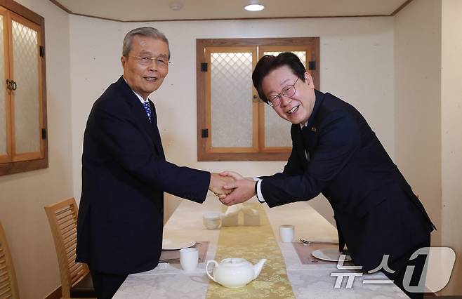 이재명 더불어민주당 대표와 김종인 전 국민의힘 비상대책위원장이 12일 서울 종로구 광화문의 한 식당에서 회동, 악수하고 있다. 2024.9.12/뉴스1 ⓒ News1 국회사진취재단
