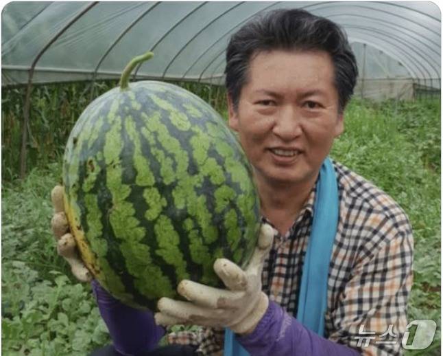 2016년 여름 농사지은 왕수박을 손에 들어 보이고 있는 정청래 더불어민주당 의원. (SNS 갈무리) ⓒ 뉴스1