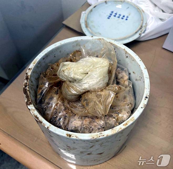 지난해 말 국립영천호국원에서 재안장을 위해 수습된 국가 유공자의 유골함 모습. 습기를 막기 위해 쌓아놓은 비닐 안에 물이 고여 있다. (국가보훈부노조 제공)