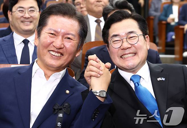 더불어민주당 당대표 출마를 선언한 박찬대(오른쪽), 정청래 의원이 24일 서울 여의도 국회에서 열린 의원총회에 참석, 취재진을 향해 손을 들어보이고 있다. 2025.6.24/뉴스1 ⓒ News1 김민지 기자