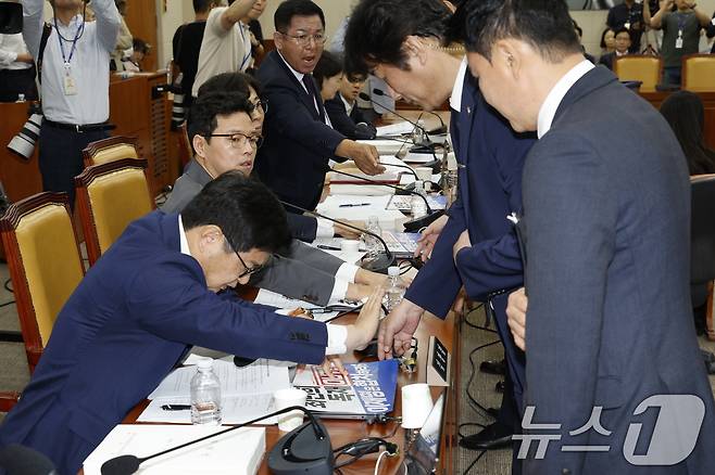14일 오전 서울 여의도 국회 과학기술정보방송통신위원회에서 열린 배경훈 과학기술정보통신부 장관 후보자 인사청문회에서 최민희 위원장이 경위들에게 국회법에 따라 국민의힘 피켓을 뗄 것을 지시하자 김장겸 의원 등이 항의하고 있다. 2025.7.14/뉴스1 ⓒ News1 안은나 기자