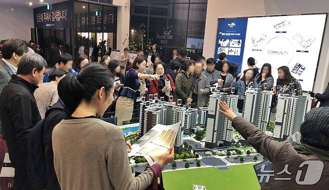 '송파 위례 리슈빌 퍼스트클래스' 모델하우스를 찾은 방문객들의 모습.ⓒ 뉴스1