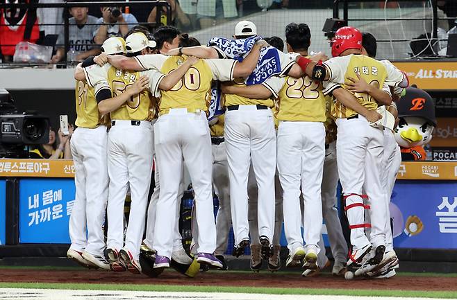 나눔 올스타 선수들이 12일 대전 한화생명 볼파크에서 열린 2025 KBO 올스타전에서 함께 세리머니를 하고 있다. 사진 | 연합뉴스