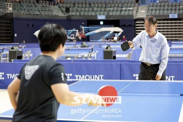 탁구 치는 이동환 시장 /사진=고양시 제공