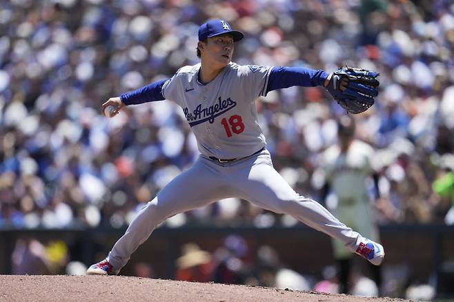 LA 다저스 선발 야마모토 요시노부가 3회말 투구에서 힘차게 공을 뿌리고 있다. AP연합뉴스