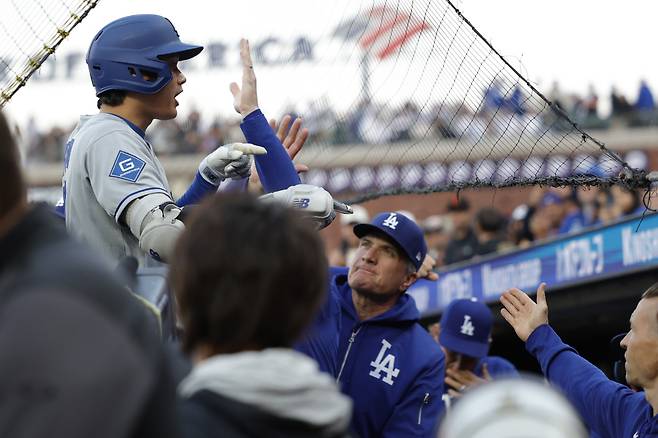 LA 다저스 오타니 쇼헤이가 지난 12일(한국시각) 오라클파크에서 열린 샌프란시스코 자이언츠전에서 3회초 우월 투런홈런을 터뜨리고 들어와 동료들의 환영을 받고 있다. EPA연합뉴스