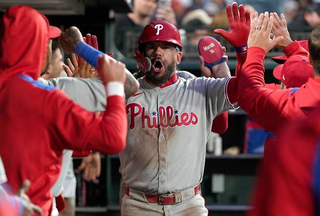 필라델피아 지명타자 카일 슈와버가 지난 9일(한국시각) 샌프란시스코전에서 7회 투런홈런을 치고 들어와 동료들의 환영을 받고 있다. AFP연합뉴스