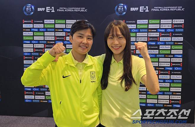 대한민국 여자축구의 모든것, 지소연과 장슬기가 파이팅 포즈를 취했다.