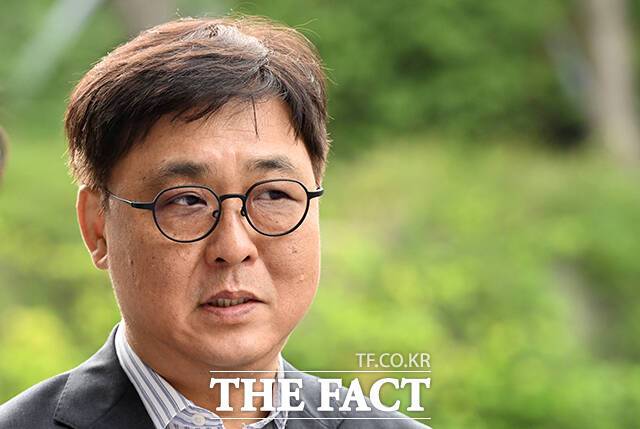 최휘영 문화체육관광부 장관 후보자가 14일 오전 서울 종로구 삼청로 국립현대미술관에 마련된 인사청문 준비 사무실에 첫 출근하며 소감을 밝히고 있다. /임영무 기자