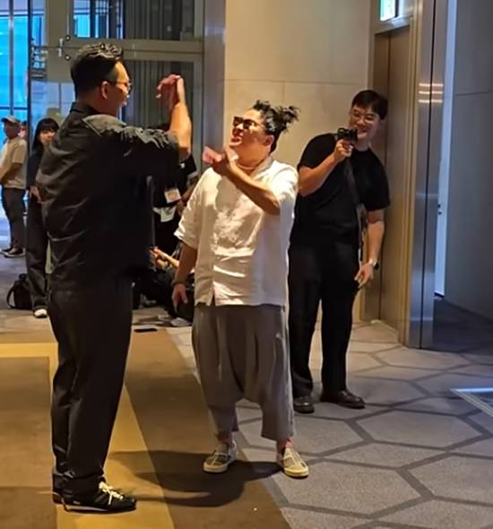 결혼식에는 예능프로그램 '미운 우리 새끼' 출연진 및 연예계 동료 400여명을 포함, 약 1200명 정도의 하객들이 참석해 두 사람의 앞날을 응원하고 축복했다. 이날 결혼식에 참석한 선배 개그맨 이영자와 박준형이 하이파이브를 하고 있다. /이영자 유튜브