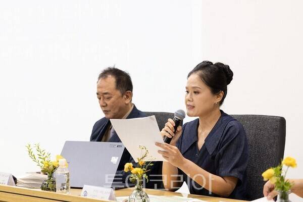 지난 7월 6일 인천문화예술회관 회의장에서 열린 제43회 대한민국 연극제 인천'연극인 100인 토론회'에서 한국연극배우협회 신바람 상임이사가 발언을 하고 있다.