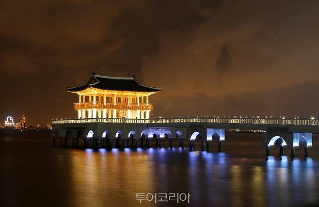 영일대 해상누각 야경 /사진-포항시