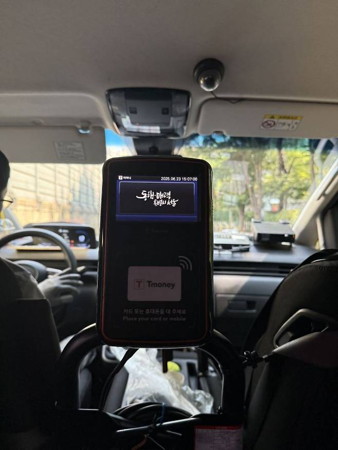 신이문역 앞에서 운행 중인 ‘중랑01’ 스타리아 마을버스 내부 모습. 한진주 기자