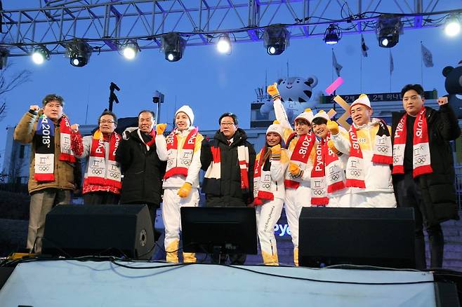 '2018 평창동계올림픽대회 성화도착 환영행사'에 일본 피겨 선수 안도 미키와 함께 참석한 미조하타 히로시 전 장관(오른쪽에서 둘째). 그는 강원도 홍보대사로도 활약했다. /조선일보DB