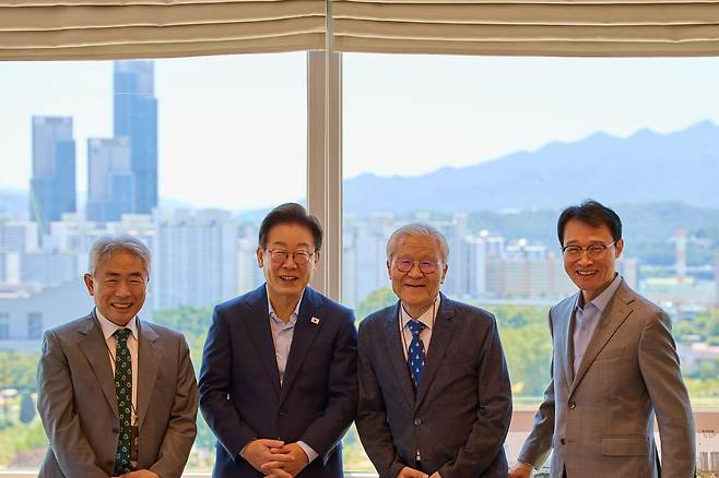 이재명 대통령이 11일 서울 용산 대통령실에서 정규재(맨 왼쪽) 전 한국경제 주필과 조갑제(왼쪽에서 세번째) 조갑제닷컴 대표와 오찬 회동을 하며 기념촬영을 하고 있다. 오른쪽은 이규연 홍보소통수석. /대통령실