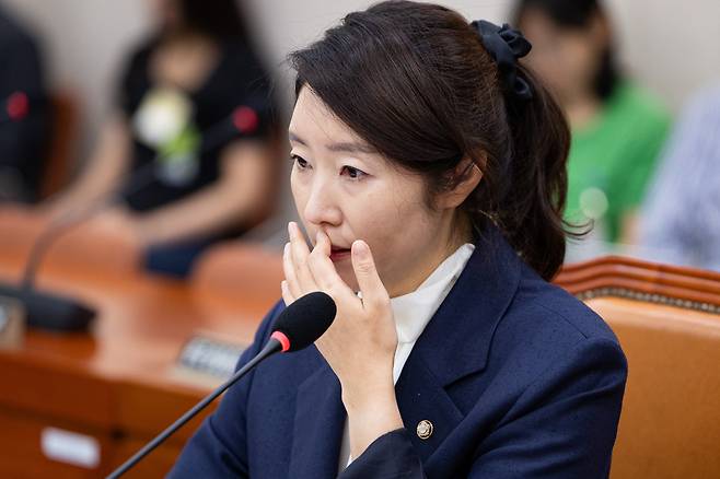 강선우 여성가족부 장관 후보자가 14일 서울 여의도 국회에서 열린 인사청문회에 출석해 의원 질의를 경청하며 얼굴을 매만지고 있다. /뉴스1