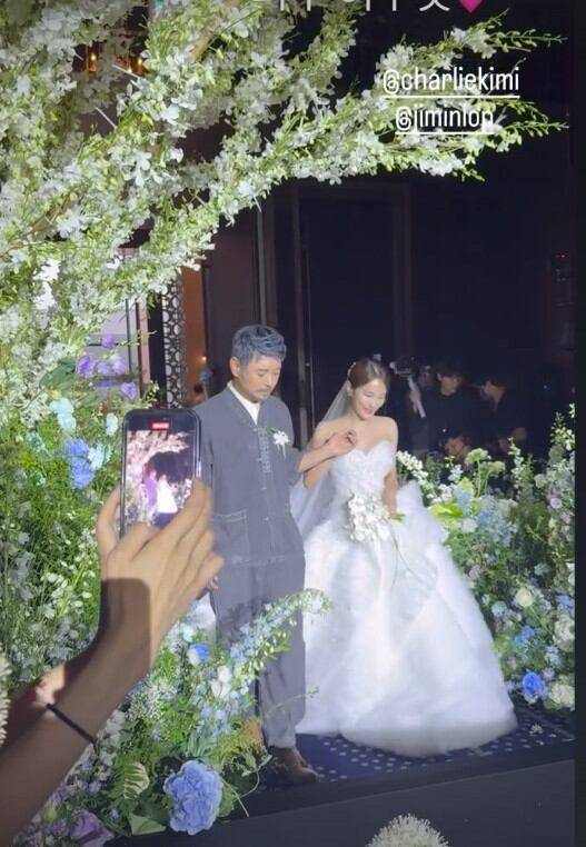 김준호 김지민 결혼식에서 김지민이 김대희의 손을 잡고 입장하고 있다./인스타그램 캡처