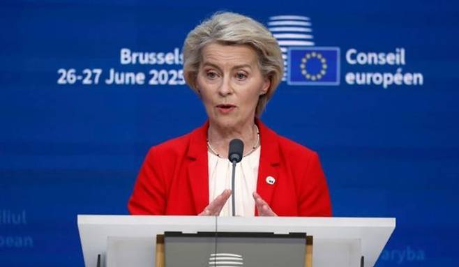 우르줄라 폰데어라이엔 유럽연합(EU) 집행위원장이 지난달 26일 벨기에 브뤼셀에서 열린 유럽연합(EU) 정상회의를 마친 뒤 기자회견을 하고 있다. ⓒ AP/뉴시스