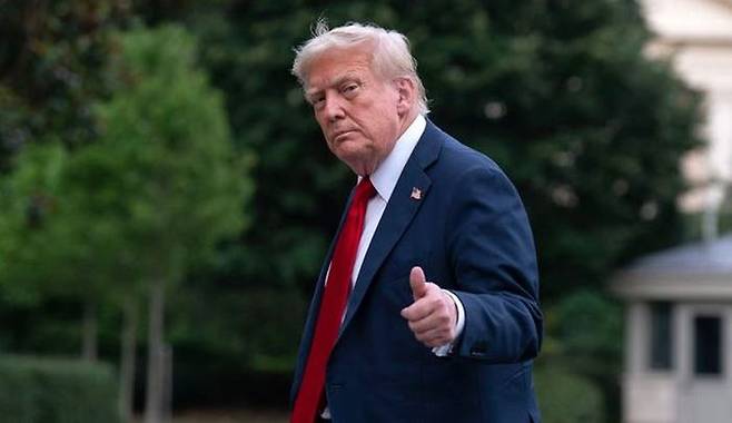 도널드 트럼프 미국 대통령이 13일(현지시간) 워싱턴DC 백악관에 도착해 걸어가던 중 취재진을 향해 엄지척하고 있다. ⓒ AP/뉴시스