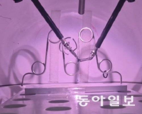 다빈치5를 사용해 철제 구조물에 끼워져 있는 고무 링을 옮기고 있다. 박정연 동아사이언스 기자 hesse@donga.com